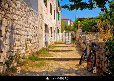 Alte Stein mediterranes Dorf Gehweg auf der Insel Prvic, Dalmatien Region von Kroatien Stockfoto