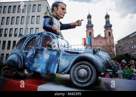 Mainz, Deutschland. 12 Feb, 2018. Der französische Präsident Emmanuel Längestrich wird dargestellt als Commander auf einem Schwimmer, stehend in einer zerbrochen Citroën 2CV mit EU-Flaggen. Versuch der Schwimmer Karikaturen von macron der EU aufzubauen. Rund eine halbe Million Menschen säumten die Straßen von Mainz für die traditionelle Rose Montag Karnevalsumzug. Die 9 km lange Parade mit über 8.000 Teilnehmern ist eine der drei großen Rose Montag Karnevalsumzüge in Deutschland. Quelle: Michael Debets/Pacific Press/Alamy leben Nachrichten Stockfoto