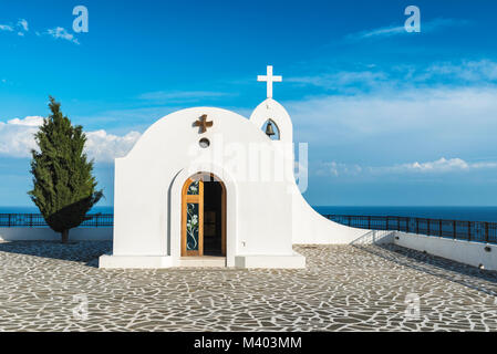 Kleine weiße Kapelle auf dem Hügel. Kleine Kirche in der Nähe von Faliraki, griechische Stadt auf der Insel Rhodos. Stockfoto