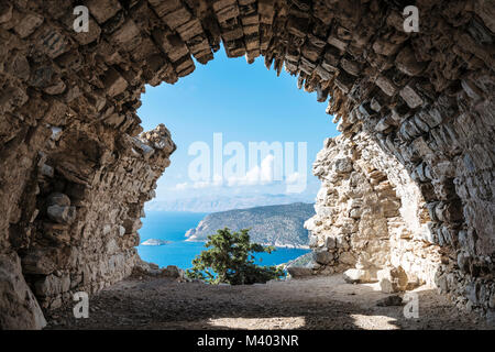 Blick durch die Reste der Burg von Monolithos auf der griechischen Insel Rhodos, Dodekanes, Griechenland Stockfoto