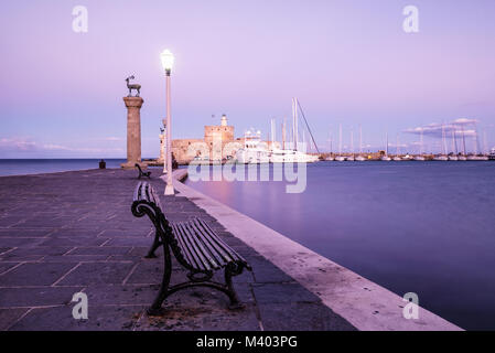 Mandraki Hafen und Festung Agios Nikolaos in der Stadt Rhodos nach Sonnenaufgang, Insel Rhodos, Griechenland, UNESCO Stockfoto