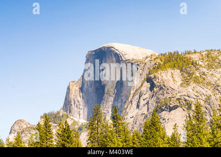 Half Dome an an einem sonnigen Tag, Yosemite Nationalpark, Kalifornien, USA. Stockfoto