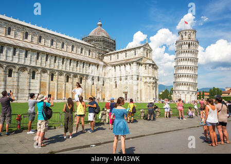 Die Leute Spaß haben und die Bilder von der schiefe Turm von Pisa in der Toskana, Italien Stockfoto