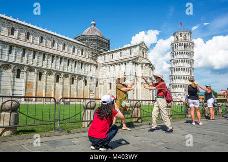 Die Leute Spaß haben und die Bilder von der schiefe Turm von Pisa in der Toskana, Italien Stockfoto