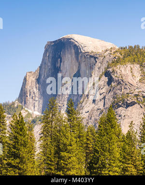 Half Dome an an einem sonnigen Tag, Yosemite Nationalpark, Kalifornien, USA. Stockfoto