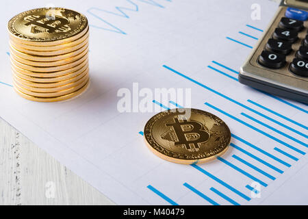 Bitcoins und caculator auf einer Karte als finanzielle Konzept Stockfoto