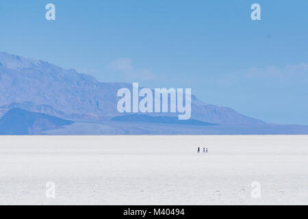 Schlechtes Wasser Becken Landschaft auf sonnigen Tag, Death Valley National Park, Kalifornien, USA. Stockfoto