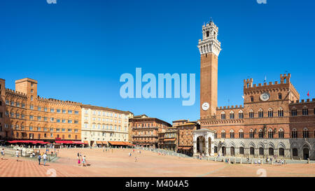 Panorama von der Piazza del Campo (Campo Square), Palazzo Publico und Torre del Mangia Mangia (Turm) in Siena, Toskana, Italien Stockfoto