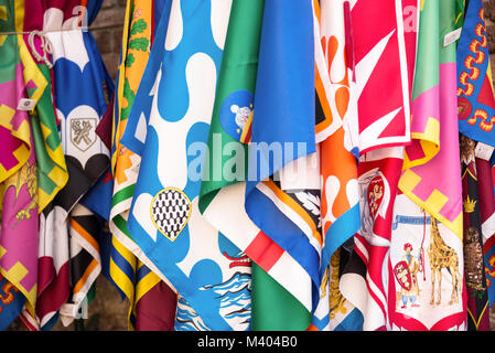 Flaggen der Siena contrade (Bezirke), Palio Festivals Hintergrund, in Siena, Toskana, Italien Stockfoto