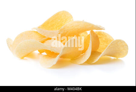 Haufen Kartoffelchips auf weißem Hintergrund Stockfoto