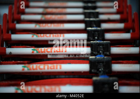 - Supermarkt Auchan SUPERMARKT TROLLEY TROLLEY - EINKAUFSWAGEN - EINE REIHE VON EINKAUFSWAGEN - große Einzelhändler - französische Marke © Frédéric BEAUMONT Stockfoto