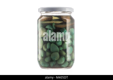 Knoblauch konserviert in einem Glas auf weißem Hintergrund. Stockfoto