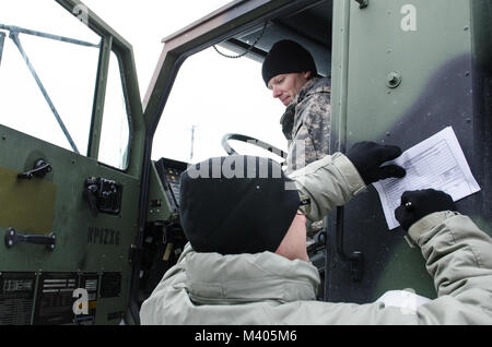 FORT MCCOY, Wis-Advanced Leader Kurs Munition Spezialisten durchgeführt ein Mock Inspection mit Task Force Triade, Betrieb Cold Steel II, Munition von den Spezialisten der palettierte Ladung Systeme, Februar 5, 2018 am Fort McCoy, Wis. Diese Untersuchung wurde durchgeführt, um den ALC Studenten eine Vorstellung davon, wie die PLS geprüft wird beim Zeichnen der Munition zu geben und OCSII Soldaten für ihre ersten Draw vorzubereiten. Betrieb Cold Steel ist der US-Armee finden Crew - Serviert Waffen Qualifizierung und Validierung ausüben, um sicherzustellen, dass America's Army Reserve Einheiten und Soldaten ausgebildet sind und bereit, auf kurze bereitstellen - Ankündigung Stockfoto