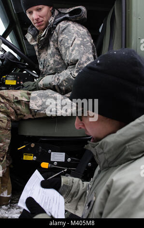 Erweiterte Leader Kurs Munition Spezialisten durchgeführt ein Mock Inspection mit Task Force Triade, Betrieb Cold Steel II, Munition von den Spezialisten der palettierte Ladung Systeme, Februar 5, 2018 am Fort McCoy, Wis. Diese Inspektion durchgeführt wurde der ALC-Studierenden eine Vorstellung davon, wie die PLS geprüft wird beim Zeichnen der Munition zu geben und OCSII Soldaten für ihre ersten Draw vorzubereiten. Betrieb Cold Steel ist der US-Armee finden Crew - Serviert Waffen Qualifizierung und Validierung ausüben, um sicherzustellen, dass America's Army Reserve Einheiten und Soldaten ausgebildet sind und bereit, auf kurze bereitstellen - Bekanntmachung als Teil bereit Forc Stockfoto