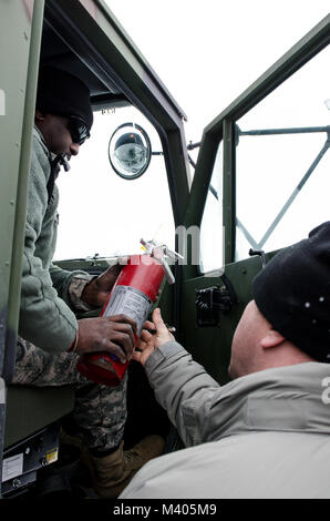 Erweiterte Leader Kurs Munition Spezialisten durchgeführt ein Mock Inspection mit Task Force Triade, Betrieb Cold Steel II, Munition von den Spezialisten der palettierte Ladung Systeme, Februar 6, 2018 am Fort McCoy, Wis. Diese Inspektion durchgeführt wurde der ALC-Studierenden eine Vorstellung davon, wie die PLS geprüft wird beim Zeichnen der Munition zu geben und OCSII Soldaten für ihre ersten Draw vorzubereiten. Betrieb Cold Steel ist der US-Armee finden Crew - Serviert Waffen Qualifizierung und Validierung ausüben, um sicherzustellen, dass America's Army Reserve Einheiten und Soldaten ausgebildet sind und bereit, auf kurze bereitstellen - Bekanntmachung als Teil bereit Forc Stockfoto