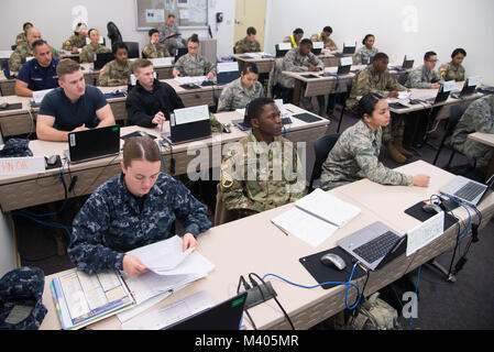 Medizinische Aus- & Weiterbildung Campus Apotheke Studenten bereiten sich auf eine Prüfung Feb 5, 2018, in: Joint Base San Antonio-Fort Sam Houston. Der Fachbereich Pharmazie Techniker Programm der Verteidigung bereitet die Schülerinnen und Schüler sowohl ambulante und stationäre Apotheke Operationen sowohl in traditionellen und nicht-traditionellen Apotheke Praktiken durchzuführen. (U.S. Air Force Foto von Sean M. Worrell) Stockfoto