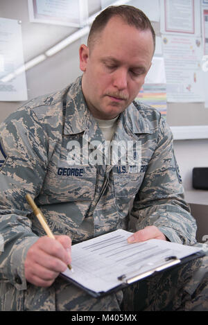 Master Sgt. Robert George, medizinische Aus- und Weiterbildung Campus Apotheke Ausbildung älterer Soldat Führer, schreibt eine Bewertung auf ein Ausbilder in der Ausbildung Feb 5, 2018, in: Joint Base San Antonio-Fort Sam Houston. Der Fachbereich Pharmazie Techniker Programm der Verteidigung bereitet die Schülerinnen und Schüler sowohl ambulante und stationäre Apotheke Operationen sowohl in traditionellen und nicht-traditionellen Apotheke Praktiken durchzuführen. (U.S. Air Force Foto von Sean M. Worrell) Stockfoto