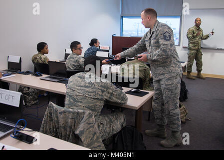 Master Sgt. Robert George, medizinische Aus- und Weiterbildung Campus Apotheke Ausbildung älterer Soldat Führer, Hände, Rechner für Studenten vor der Prüfung Feb 5, 2018, in: Joint Base San Antonio-Fort Sam Houston. Der Fachbereich Pharmazie Techniker Programm der Verteidigung bereitet die Schülerinnen und Schüler sowohl ambulante und stationäre Apotheke Operationen sowohl in traditionellen und nicht-traditionellen Apotheke Praktiken durchzuführen. (U.S. Air Force Foto von Sean M. Worrell) Stockfoto