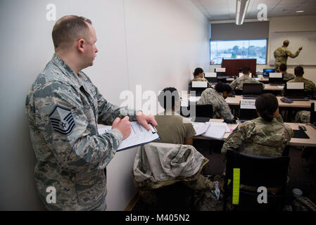 Master Sgt. Robert George, medizinische Aus- und Weiterbildung Campus Apotheke Ausbildung älterer Soldat Führer, schreibt eine Bewertung auf ein Ausbilder in der Ausbildung Feb 5, 2018, in: Joint Base San Antonio-Fort Sam Houston. Der Fachbereich Pharmazie Techniker Programm der Verteidigung bereitet die Schülerinnen und Schüler sowohl ambulante und stationäre Apotheke Operationen sowohl in traditionellen und nicht-traditionellen Apotheke Praktiken durchzuführen. (U.S. Air Force Foto von Sean M. Worrell) Stockfoto