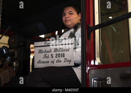 Michaih McChord, ein College-student in Enid High School, Enid, Okla., posiert für ein Foto in einem Vance brand Motor Feb 5, 2018 at Vance Air Force Base, Okla. McChord war für einen Tag ausgewählt, um die Flieger zu werden, weil der seine Führung in seiner High school Luftwaffe Junior Reserve Officer Training Corps Programm. (U.S. Air Force Foto von Airman Zachary Heilen) Stockfoto