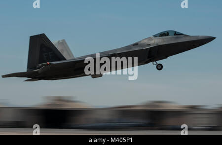 Eine F-22 Raptor fighter Jet auf die 1 Fighter Wing an Joint Base Langley-Eustis, Virginia zugeordnet, nimmt während der Red Flag 18-1 an der Nellis Air Force Base in Nevada, Feb 5, 2018. Red Flag 18-1 gibt militärische Mitglieder die Möglichkeit, realistische Kampfszenarien in einer Schulungsumgebung zu erleben. (U.S. Air Force Foto von älteren Flieger Kevin Tanenbaum) Stockfoto