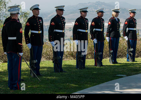 Der Ronald Reagan Presidential Foundation und Institut, würdigen Mit einer Kranzniederlegung die Zeremonie an der Ronald Reagan Presidential Foundation und Bibliothek, Simi Valley, Calif., Feb 6, 2017. Die Zeremonie der 107. Jahrestag der Geburt von Ronald Regan zu ehren. (U.S. Marine Corps Foto von Lance Cpl. Noah Rudash) Stockfoto