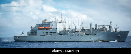 180206-N-CG 677-0002 PAZIFISCHEN OZEAN (Feb. 6, 2018) Die Dry Cargo/Munition ship USNS Cesar Chavez (T-AKE 14) führt einen vertikalen Auffüllung-auf-See mit der nimitz-Klasse Flugzeugträger USS Carl Vinson (CVN 70). Carl Vinson Strike Group ist derzeit in den Pazifik als Teil einer regelmäßigen Bereitstellung. (U.S. Marine Foto von Mass Communication Specialist 3. Klasse Jake Cannady/Freigegeben) Stockfoto