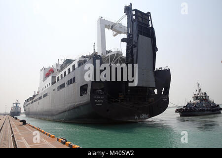 180206-N-IX 266-002 Laem Chabang, Thailand - Military Sealift Command (MSC) große, mittlere Geschwindigkeit, Roll-on/Roll-off-ship USNS Pililaau (T-AK 304) kommt an der Port Hier die Ausrüstungen für die Cobra Gold 2018, Feb 5 zu liefern. Die USNS Pililaau ist Teil der maritimen Vorpositionierung Schiffe Staffel drei, bestehend aus einer Flotte von staatlichen Schiffen von MSC betrieben und ist in der Guam-Saipan im westlichen Pazifischen Ozean. CG18 ist ein Thailand und United States co-sponsored Übung jährlich im Königreich Thailand durchgeführt. (U.S. Marine Foto von Grady T. Fontana/Freigegeben) Stockfoto