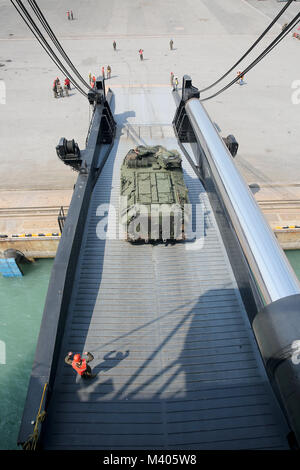 180206-N-IX 266-005 Laem Chabang, Thailand - ein amphibisches Fahrzeug rollt von der Rampe der Military Sealift Command (MSC) große, mittlere Geschwindigkeit, Roll-on/Roll-off-ship USNS Pililaau (T-AK 304) während einer Offload am Hafen hier die Ausrüstungen für die Cobra Gold 2018, Feb 5 zu liefern. Die USNS Pililaau ist Teil der maritimen Vorpositionierung Schiffe Staffel drei, bestehend aus einer Flotte von staatlichen Schiffen von MSC betrieben und ist in der Guam-Saipan im westlichen Pazifischen Ozean. CG18 ist ein Thailand und United States co-sponsored Übung jährlich in das Reich der Thai durchgeführt Stockfoto