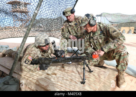 Sgt. 1. Klasse Ryan Savage, infanterist, Firma B, 4.Bataillon, 17 Infanterie Regiment, und die Mitarbeiter der Sgt. Josh Wilson, infanterist, Firma B, 4-17 Infanterie, gehen Sie über die geeignete Methode der M240B mit 2. Lt. Isaac Bandfield, Infanterie Offizier, 1st Battalion, 77th Armored Regiment, während der Experte Infanterie Abzeichen Qualifikation zu löschen Feb 6 in Fort Bliss, Texas. (U.S. Armee Foto: Staff Sgt. Felicia Jagdatt) Stockfoto