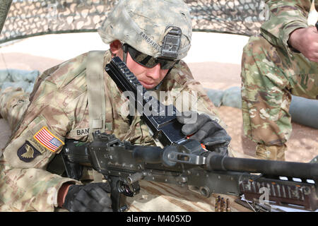 2. Lt. Isaac Bandfield, Infanterie Offizier, 1st Battalion, 77th Armored Regiment, qualifiziert auf der M240B Experte Infanterie Abzeichen Feb 6 in Fort Bliss, Texas zu erhalten. Die Qualifizierung umfasst drei Schritte, die die Waffe Zerlegen, Zusammenbau der Waffe, und löschen Sie dann die Waffe abfeuern. (U.S. Armee Foto: Staff Sgt. Felicia Jagdatt) Stockfoto