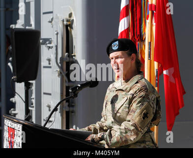 Generalmajor Susan A. Davidson, Kommandierender General des 8 Theater Sustainment Command, spricht während einer Segen Zeremonie für die Logistik Support Vessel-3 Gen. Brehon B. Somervell 6. Februar um Joint Base Pearl Harbor-Hickam. Die Zeremonie nicht nur begrüßte die LSV-3 Somervell in sein neues Zuhause bei JBPH-H, sondern auch die Uhren wieder auf die Mission und die Anforderungen an die aktive Armee als Teil des 8. Spezielle Truppen Bataillon, 8. TSC. Vor seinem Eintritt in die Flotte des 8. TSC, die LSV-3 Somervell verbrachte den größten Teil seiner Armee Karriere unter der Kontrolle der US-Armee finden. (U.S. Armee p Stockfoto