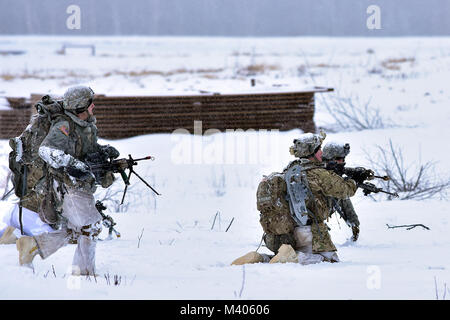 Soldaten aus B-Company, 1.BATAILLON, 5 Infanterie Regiment, 1 Stryker Brigade Combat Team, 25 Infanterie Division, reagieren auf einen Gegenangriff im Betrieb der Punchbowl, Feb 6, 2018, im-Training Strecke auf einer gemeinsamen Basis Elmendorf-Richardson. Eine Übung, die kurzfristiger Einsatz übung Arktis Schub, der Punchbowl erlaubt 1-5 Infanterie die Gelegenheit für ein Bataillon kombinierte Waffen live-fire Übung auf JBER reicht, fast 350 Kilometer von zu Hause entfernt am Fort Wainwright zu trainieren. (Armee Foto/John pennell) Stockfoto