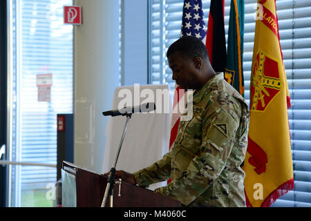 Us-Armee Sgt. Marlon Stile, der 7th Army Training Befehl zugeordnet, spricht während des Black History Month Beachtung, am Grafenwoehr Dinning, Grafenwöhr, Deutschland, Feb 6, 2018. Stockfoto