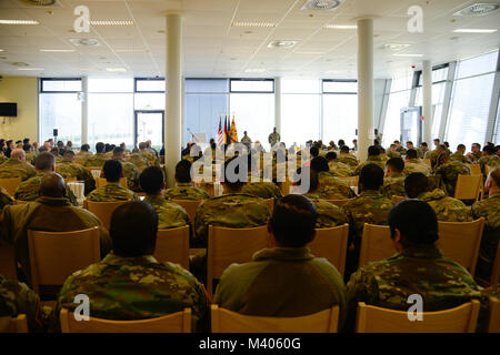 Us-Armee Sgt. 1. Klasse LaDonna Thomas, der 7th Army Training Befehl Chancengleichheit Advisor, spricht während des Black History Month Beachtung, am Grafenwoehr Dinning, Grafenwöhr, Deutschland, Feb 6, 2018. Stockfoto