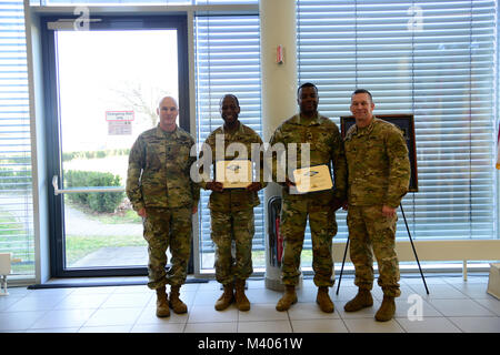 Von links nach rechts, U.S. Command Sgt. Maj. William Gardner, Commad Sgt. Maj. der 7. Armee Kommando (7 ATC), U.S. Army Staff Sgt. Frank Braun, dem 18 Military Police Brigade der US-Armee Sgt zugeordnet. Marlon Stile, um 7 ATC zugewiesen, und die U.S. Army Colonel William Lindner, Stabschef der 7. ATC, für ein Gruppenfoto während des Black History Month Einhaltung darstellen, an der Grafenwoehr Dinning, Grafenwöhr, Deutschland, Feb 6, 2018. (U.S. Armee Foto von SPC. Emily Houdershieldt) Stockfoto