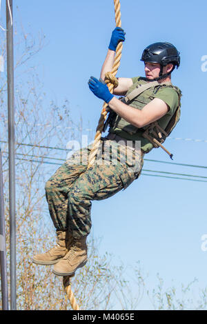 Us-Marines mit Schule der Infanterie - West, Camp Pendleton, Calif., beteiligen sich an der Marine West Exposition militärische Schlacht Herausforderung, Feb 7, 2018. Der Kurs ist eine High Fidelity und Fähigkeit-basierte militärische Aktion fitness Wettbewerb aus Infanterie jobbezogenen Aufgaben und Treffsicherheit Fähigkeiten, so dass Nebeneinander einzelner Mitarbeiter und des Teams Wettbewerb gegen die Uhr. (U.S. Marine Corps Foto von Cpl. Andre Heide) Stockfoto