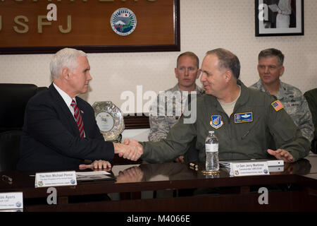 Der Vizepräsident der Vereinigten Staaten Michael R. Pence grüßt Generalleutnant Jerry S. Martinez, Kommandeur der United States Forces Japan, bei einem Treffen mit usfj Führung, Feb 6, 2018 at Yokota Air Base, Japan. Während in Japan, Pence besuchten japanische Beamte einschließlich Premierminister Shinzo Abe, Treffen mit Truppen, und die Adresse yokota Air Base service Mitglieder vor der überschrift nach Südkorea für die PyeongChang 2018 Winter Olympics. (U.S. Air Force Foto von älteren Flieger Donald Hudson) Stockfoto