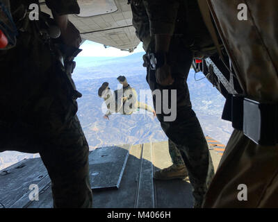 Marines mit 1. Marine Reconnaissance Bataillon ausführen Eine 10.000 Fuß springen von einem CH-53E mit Marine schweren Helikopter Squadron (HMH) 465 Über die Marine Corps Base Camp Pendleton, Calif., Feb 6. Während der Fallschirm und Flugbetrieb, die bodenkampf Element und die Air Combat Element arbeiten zusammen, um die Sicherheit und Leistung während der Ausbildung zu gewährleisten. (U.S. Marine Corps Foto von Sgt. David Bickel/Freigegeben) Stockfoto