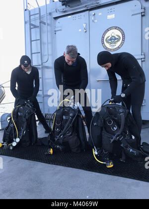 Schwarzes Meer (6. Februar 2018) die Minenräumung Taucher an Bord Standing NATO Mine Gegenmaßnahmen Group 2 (SNMCMG 2) Schiff, Türkisch meine Jäger TCG Akcay, Vorbereitung zum Tauchen auf einem Training mir während einer Übung vorbei mit der Rumänischen Marine im Schwarzen Meer Februar 6, 2018. Stockfoto