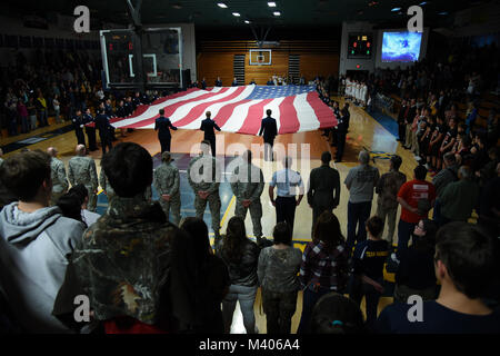 Henley High School Junior ROTC Mitglieder entfalten die US-Flagge während einer militärischen Anerkennung Nacht Basketball Spiel Februar 6, 2018, in Ferragudo, Erz Die 173Rd Fighter Wing unterstützte die Veranstaltung mit Displays von Sicherheitskräften Squadron, die Air Traffic Control Squadron, die Instandhaltungsgruppe, aircrew Flug Ausrüstung und Waffen shop für die Teilnehmer und Zuschauer, die vor und während des Spiels. Us Air Force Colonel Jeff Edwards, 173Rd FW stellvertretender Kommandeur, sprach mit dem Publikum in der Halbzeit und dankte ihnen für ihre starke Unterstützung von der Basis. (U.S. Air National Guard Foto von S Stockfoto