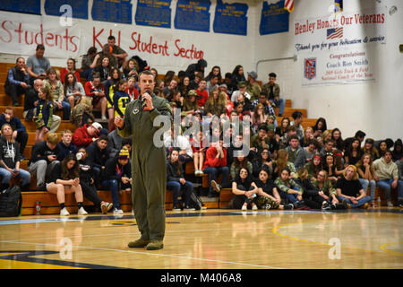 Us Air Force Colonel Jeff Edwards, die 173Rd Fighter Wing stellvertretender Kommandeur, dem Publikum während einer Henley High School militärischen Anerkennung Nacht Basketball Spiel Februar 6, 2018, in Ferragudo, Erz in der Halbzeit spricht, Edwards sprach mit dem Publikum und dankte ihnen für ihre starke Unterstützung von der Basis. Die 173Rd FW unterstützte die Veranstaltung mit Displays von Sicherheitskräften Squadron, die Air Traffic Control Squadron, die Instandhaltungsgruppe, aircrew Flug Ausrüstung und Waffen shop für die Teilnehmer und Zuschauer, die vor und während des Spiels. Stockfoto