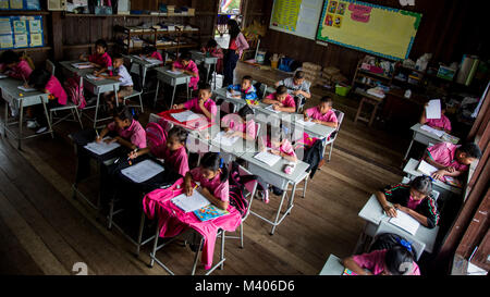 Kinder aus dem Wat Sombum Naram Schule in der Provinz Rayong, Thailand, Thai, Feb 7, 2018. Soldaten und Matrosen von der Royal Thai Navy, Singapur Armee und der US-Marine, arbeiteten zusammen, eine Mehrzweck-klasse Raum für die Schule während der Übung Cobra Gold 2018 zu bauen. Cobra Gold 2018 unterhält konzentrieren sich auf humanitäre Civic action, Engagement für die Gemeinschaft und medizinischen Tätigkeiten während der Übung durchgeführt, um die Bedürfnisse und humanitären Interessen der Zivilbevölkerung in der Region zu unterstützen. Übung Cobra Gold 2018 ist eine jährliche Übung im Königreich Thailand durchgeführt wurde ab Feb. Stockfoto