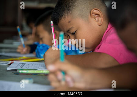 Kinder aus dem Wat Sombum Naram Schule in der Provinz Rayong, Thailand, Thai, Feb 7, 2018. Soldaten und Matrosen von der Royal Thai Navy, Singapur Armee und der US-Marine, arbeiteten zusammen, eine Mehrzweck-klasse Raum für die Schule während der Übung Cobra Gold 2018 zu bauen. Cobra Gold 2018 unterhält konzentrieren sich auf humanitäre Civic action, Engagement für die Gemeinschaft und medizinischen Tätigkeiten während der Übung durchgeführt, um die Bedürfnisse und humanitären Interessen der Zivilbevölkerung in der Region zu unterstützen. Übung Cobra Gold 2018 ist eine jährliche Übung im Königreich Thailand durchgeführt wurde von Fe Stockfoto