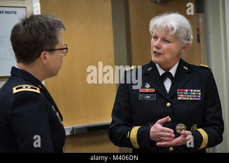 Generalmajor Maria Link, Kommandierender General der Armee finden Medizinische Befehl, spricht mit Generalmajor Tammy Smith, Assistant stellvertretender Stabschef für Mobilisierung und finden Angelegenheiten vor der Teilnahme am Frauen Leadership Roundtable Diskussion, im Pentagon, Feb 7, 2018 gehostet wird. Top US-Militär Generäle met mit Kongress Delegierte ihre lebensperspektiven als militärische Frauen und die Bedeutung des Zugangs zu jedem talentierten Amerikaner, der Stärke der Kraft hinzufügen können zu diskutieren. (U.S. Armee finden Foto von Maj. Valerie Palacios) Stockfoto