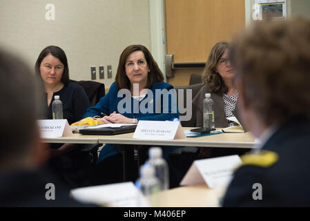 Frau Kelle Strickland, Stabschef, Sergeant at Arms, Repräsentantenhaus, hört als Generalleutnant Nadja West, Armee Surgeon General und Befehlshaber der U.S. Army Medical Befehl, auf Ihre Frage reagiert während der Frauen Leadership Roundtable Diskussion im Pentagon, Feb 7, 2018 gehostet wird. Top US-Militär Generäle met mit Kongress Delegierte ihre lebensperspektiven als militärische Frauen und die Bedeutung des Zugangs zu jedem talentierten Amerikaner, der Stärke der Kraft hinzufügen können zu diskutieren. (U.S. Armee finden Foto von Maj. Valerie Palacios) Stockfoto