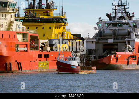 Trawler "Emma Kathleen passing Ölversorgung Schiffe; Ankunft Montrose Schottland. Stockfoto