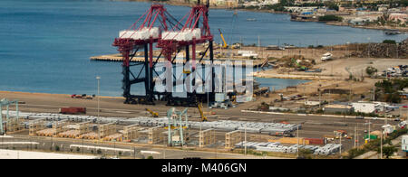 Ein Luftbild von Ponce einbaukapazität Yard in Puerto Rico. Ponce ist einer der primären Verteilungszentren für die Restaurierung Materialien auf der Insel. Material hier empfangen wird, in der Regel innerhalb von 24-48 Stunden die Vertragspartner verteilt. Mehr als ein Dutzend Beamte der US-Armee Korps der Ingenieure, die Federal Emergency Management Agency, und das Puerto Rico Electric Power Authority, die Puerto Rico Landschaft überblickt den Fortschritt der Wiederherstellung Mission im Gefolge der Hurrikane Irma und Maria zu beaufsichtigen. Die Gruppe, die im Hubschrauber Tour teilgenommen enthalten Generalleutnant Todd Stockfoto