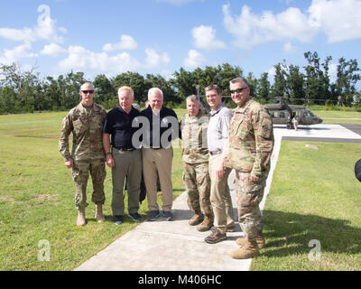 Mehr als ein Dutzend Beamte der US-Armee Korps der Ingenieure, die Federal Emergency Management Agency, und das Puerto Rico Electric Power Authority, die Puerto Rico Landschaft überblickt den Fortschritt einer Vielzahl von usace Katastrophenhilfe Missionen im Gefolge der Hurrikane Irma und Maria zu beaufsichtigen. Die Gruppe, die im Hubschrauber Tour teilgenommen, von Links nach Rechts, Oberst Jason Kirk, Kommandeur der Task Force Power; Michael Byrne, der Koordinierungsbeamte für FEMA; Thomas von Essen, Regional Administrator von FEMA-Region II; Generalleutnant Todd T. Semonite, dem kommandierenden Gen Stockfoto