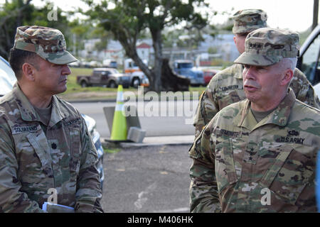 Oberstleutnant Roberto Solórzano, Puerto Rico Recovery Field Office Commander (links) und Generalleutnant Todd Semonite, 54 Leiter der Ingenieure (rechts), der zwischen Staging Base tourte auf Fort Buchanan, bei ihrem Besuch in Puerto Rico, 7. Februar 2018. Ziel des Besuchs war ein, wie die temporäre Stromversorgung Mission voran im Gefolge der Hurrikane Irma und Maria wurde aktualisiert. Stockfoto